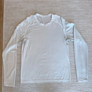 Men’s white Lululemon lightweight metal vent long sleeve shirt size M